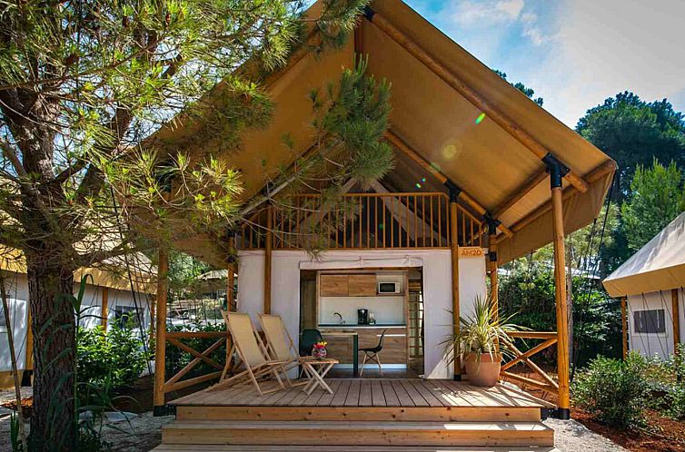 Ontspan op het terras van de Two bedroom glamping safari loft tent in Pula, Istrie, omringd door weelderige natuur.