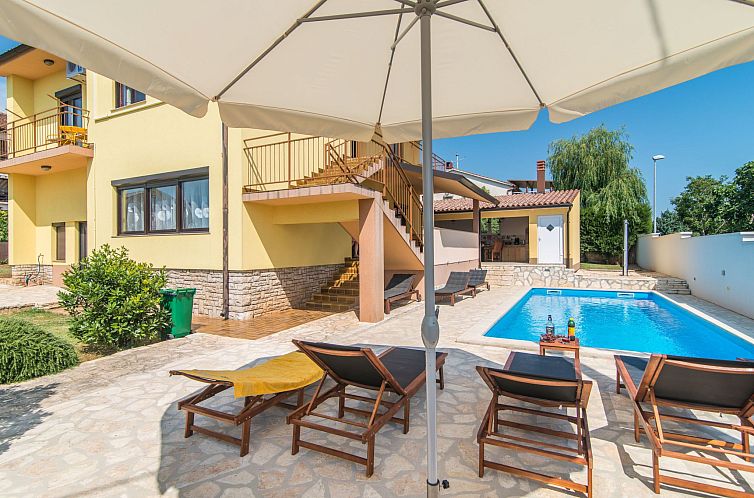 Vakantiehuis Ferienvilla mit Pool in Pula