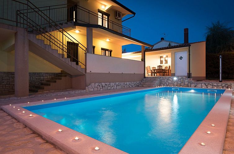 Vakantiehuis Ferienvilla mit Pool in Pula