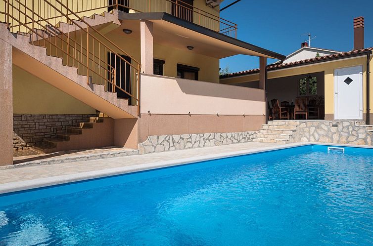 Vakantiehuis Ferienvilla mit Pool in Pula