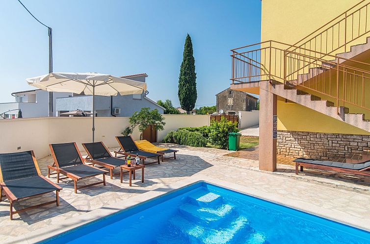 Vakantiehuis Ferienvilla mit Pool in Pula