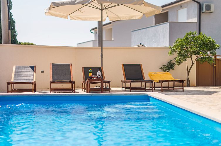 Vakantiehuis Ferienvilla mit Pool in Pula