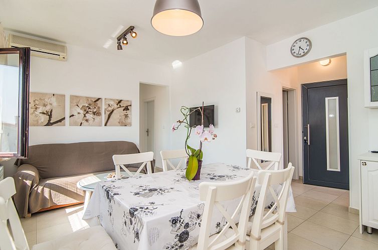 Vakantiehuis Ferienvilla mit Pool in Pula