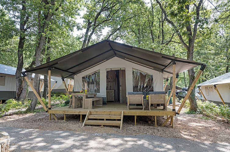 Entdecken Sie das charmante Safari-Zelt mit Sanitaeranlagen in Novigrad, Istrien, eine Glamping-Lodge inmitten der wunderschoenen Natur.
