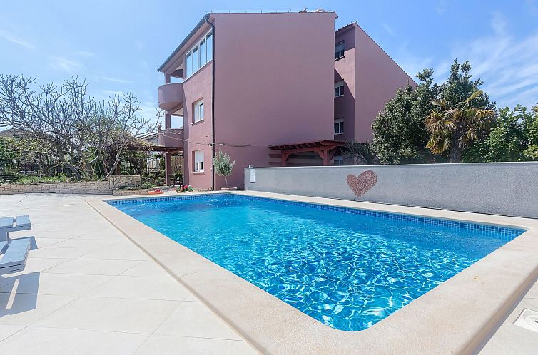 Appartement Wohnung in Fažana mit gemeinsamem Pool und Gart