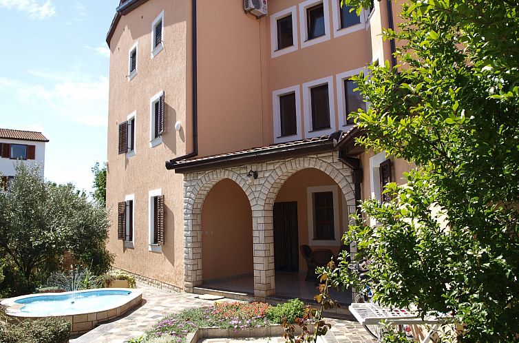 Appartement Wohnung in Fažana mit Grill, Garten und Terrass