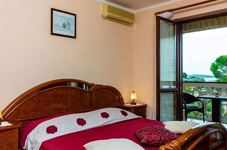 Appartement Wohnung in Fažana mit Grill, Garten und Terrass