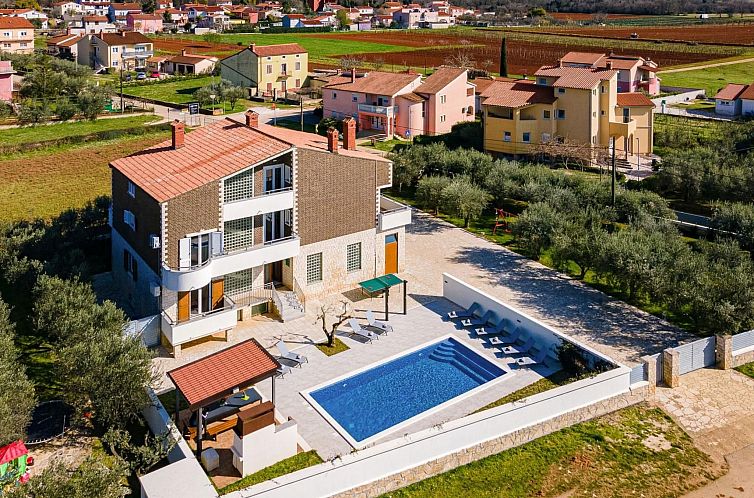 Vakantiehuis Ferienvilla "Villa Berg" mit privatem Pool