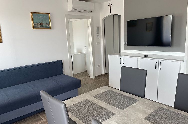 Appartement in Fažana mit Terrasse und Garten