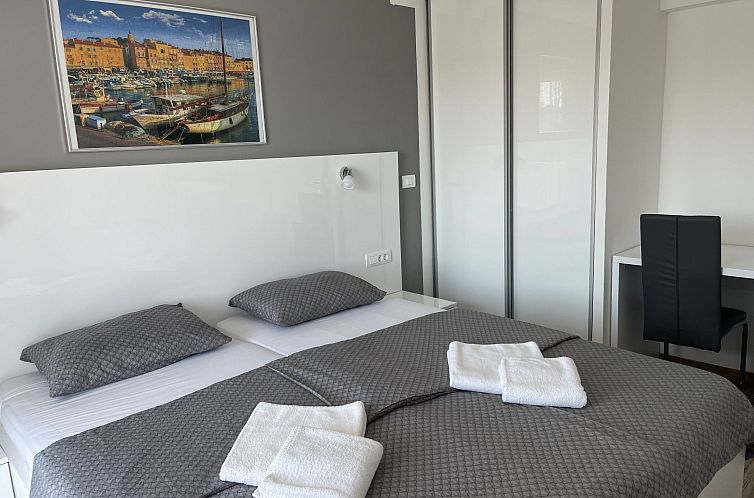 Appartement in Fažana mit Terrasse und Garten