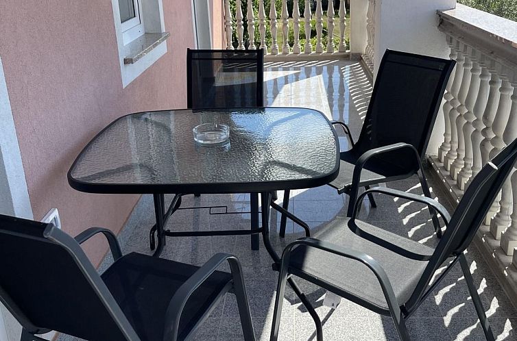 Appartement in Fažana mit Terrasse und Garten
