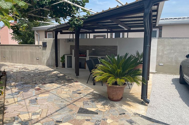 Appartement in Fažana mit Terrasse und Garten