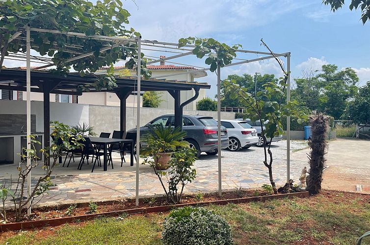 Appartement in Fažana mit Terrasse und Garten