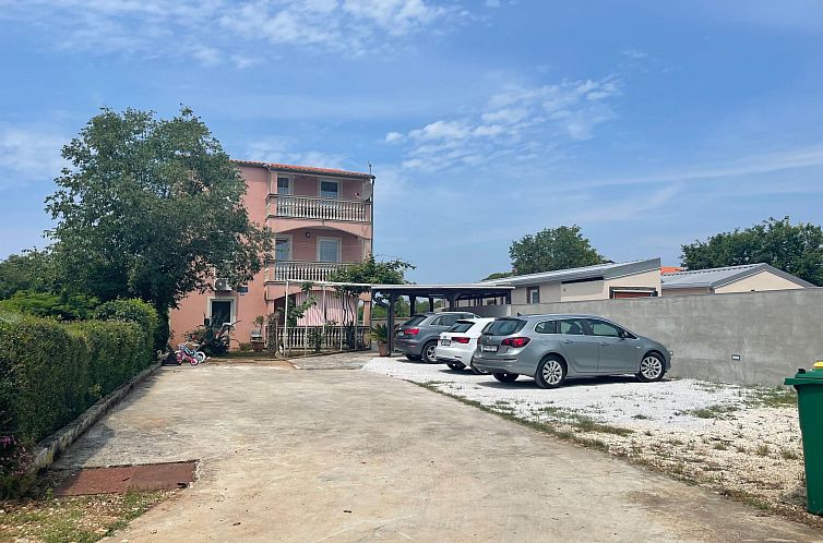 Appartement in Fažana mit Terrasse und Garten