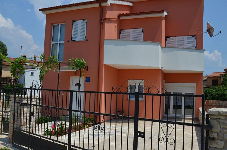 Vakantiehuis Ruhiges Ferienhaus mit Balkon und Garten