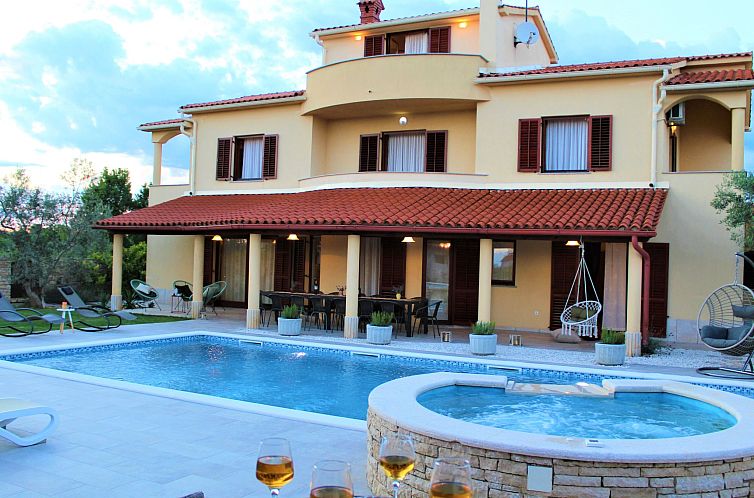 Vakantiehuis Gemütliches Ferienhaus mit Terrasse und Meerbl