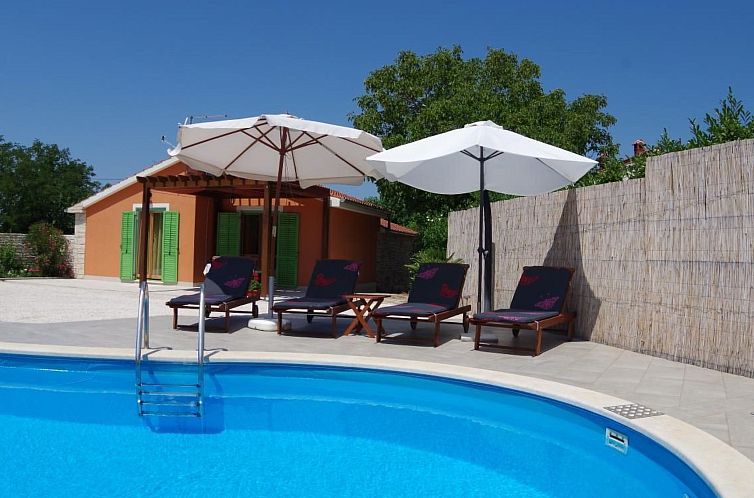 Vakantiehuis "Elvis", Dorf Sveti Kirn