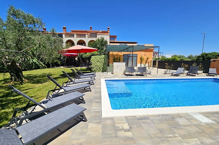 Vakantiehuis Sehr geräumige Villa mit Pool