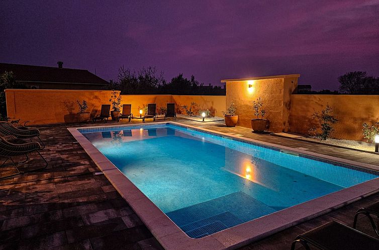 Vakantiehuis Sehr geräumige Villa mit Pool