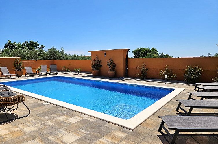 Vakantiehuis Sehr geräumige Villa mit Pool