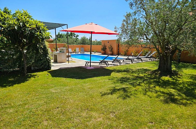 Vakantiehuis Sehr geräumige Villa mit Pool