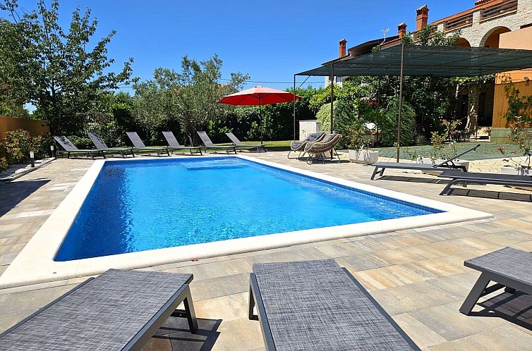 Vakantiehuis Sehr geräumige Villa mit Pool
