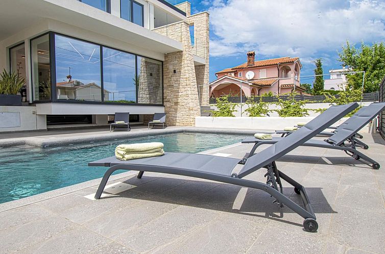 Vakantiehuis Schöne Villa im Dorf Ližnjan