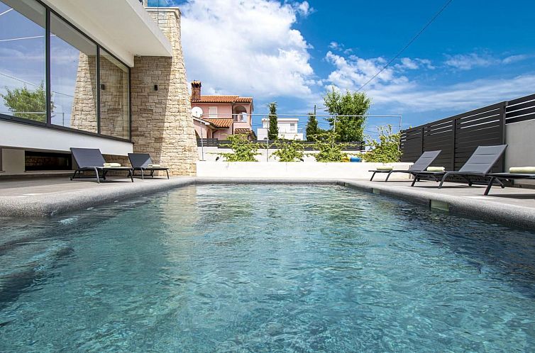 Vakantiehuis Schöne Villa im Dorf Ližnjan