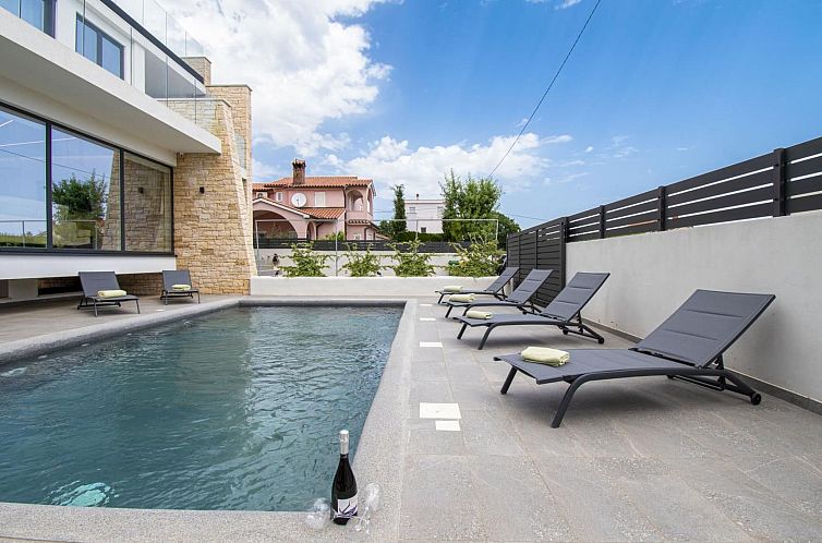 Vakantiehuis Schöne Villa im Dorf Ližnjan