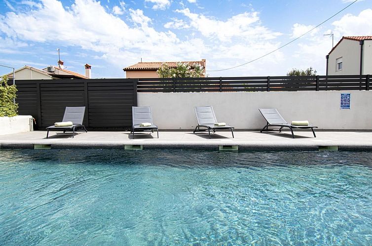 Vakantiehuis Schöne Villa im Dorf Ližnjan