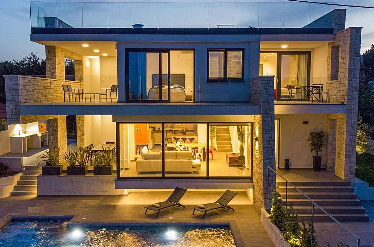 Vakantiehuis Schöne Villa im Dorf Ližnjan