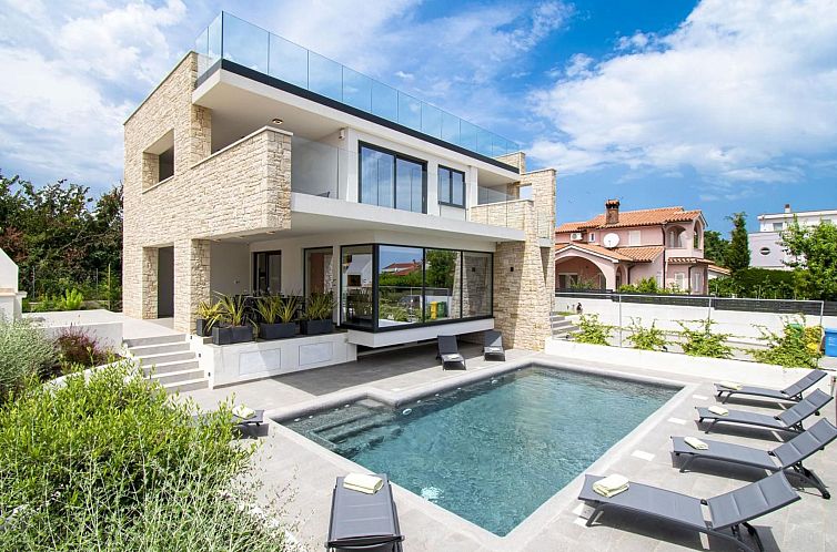Vakantiehuis Schöne Villa im Dorf Ližnjan