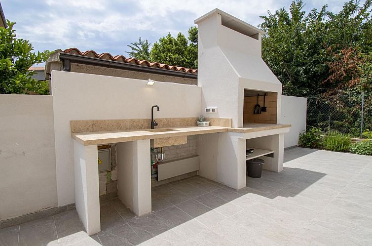 Vakantiehuis Schöne Villa im Dorf Ližnjan