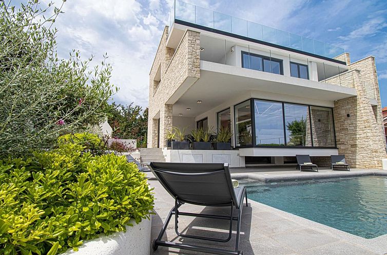 Vakantiehuis Schöne Villa im Dorf Ližnjan
