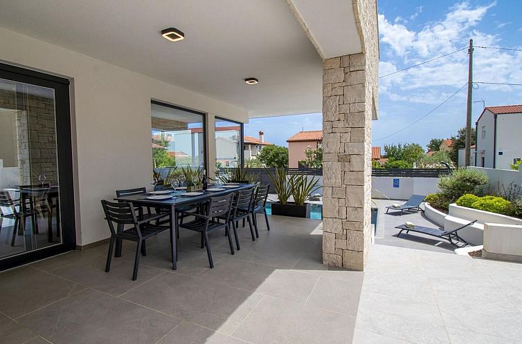 Vakantiehuis Schöne Villa im Dorf Ližnjan