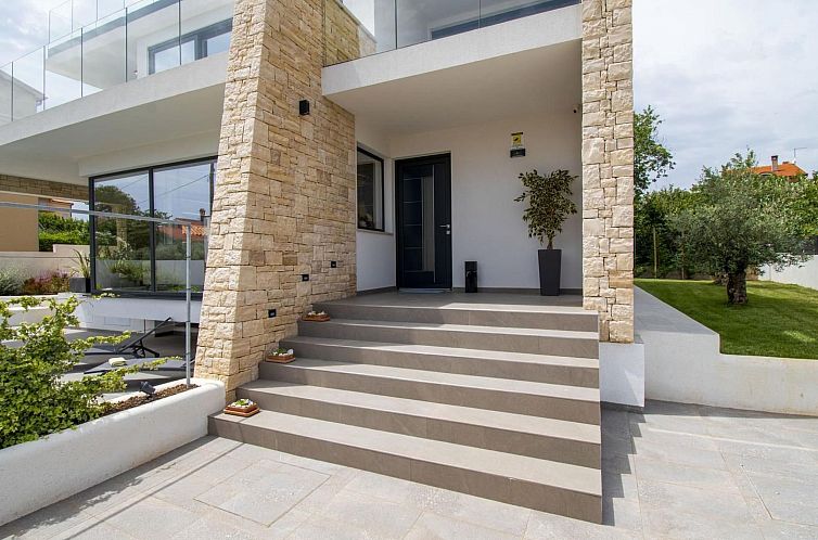 Vakantiehuis Schöne Villa im Dorf Ližnjan