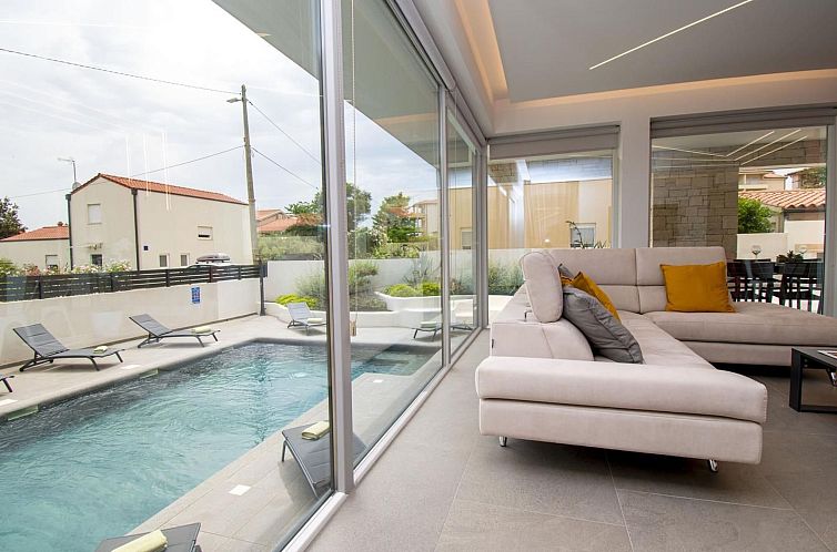 Vakantiehuis Schöne Villa im Dorf Ližnjan