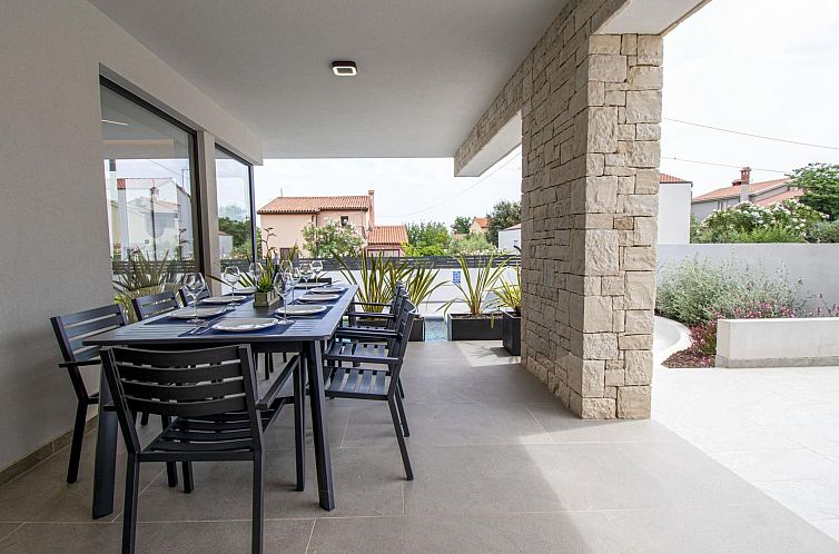 Vakantiehuis Schöne Villa im Dorf Ližnjan