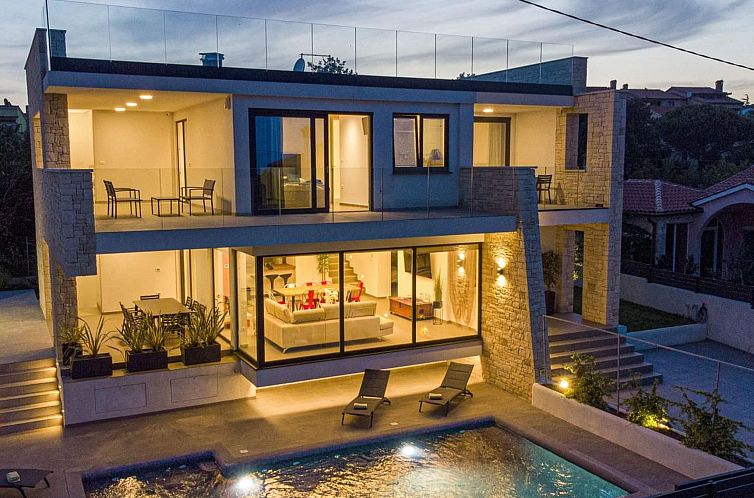 Vakantiehuis Schöne Villa im Dorf Ližnjan