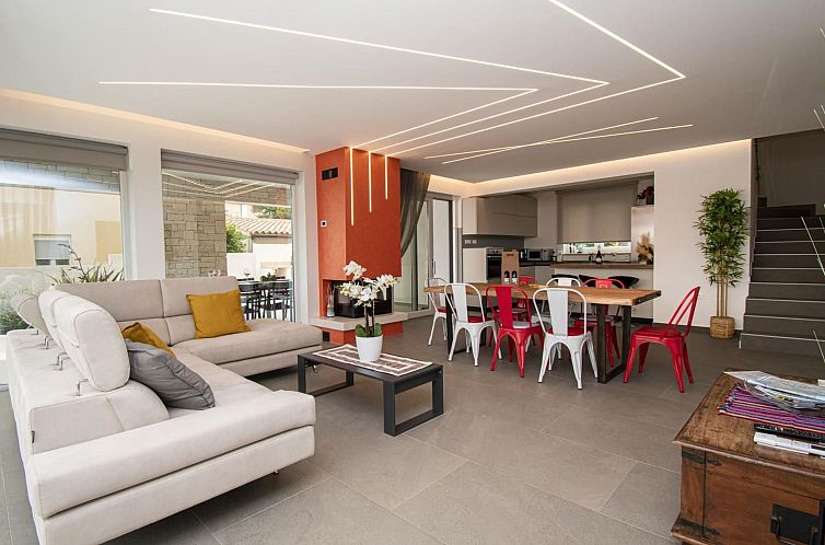 Vakantiehuis Schöne Villa im Dorf Ližnjan