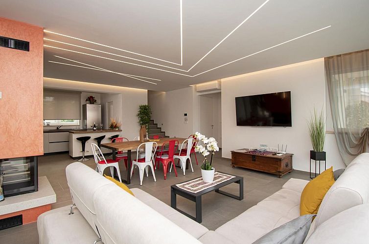 Vakantiehuis Schöne Villa im Dorf Ližnjan