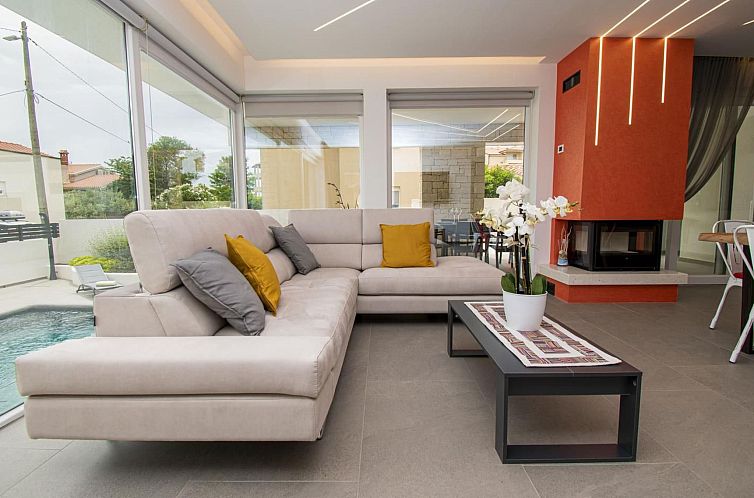 Vakantiehuis Schöne Villa im Dorf Ližnjan