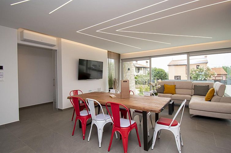 Vakantiehuis Schöne Villa im Dorf Ližnjan