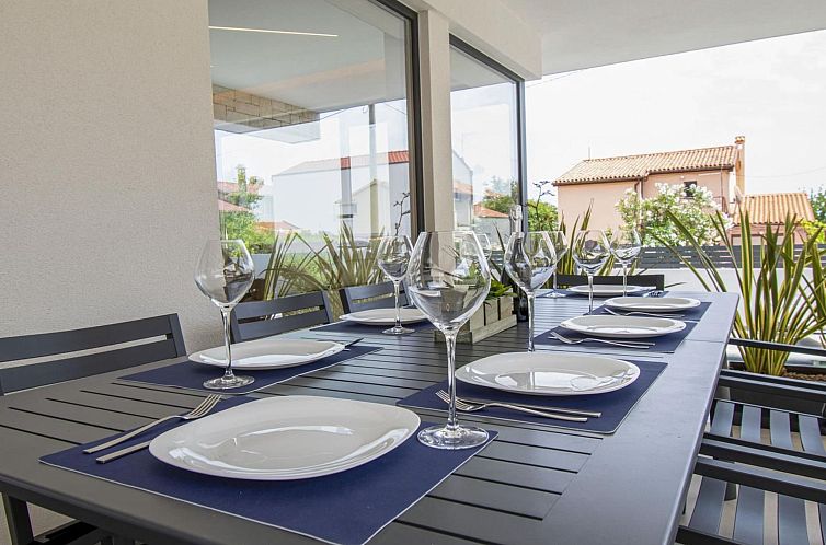 Vakantiehuis Schöne Villa im Dorf Ližnjan
