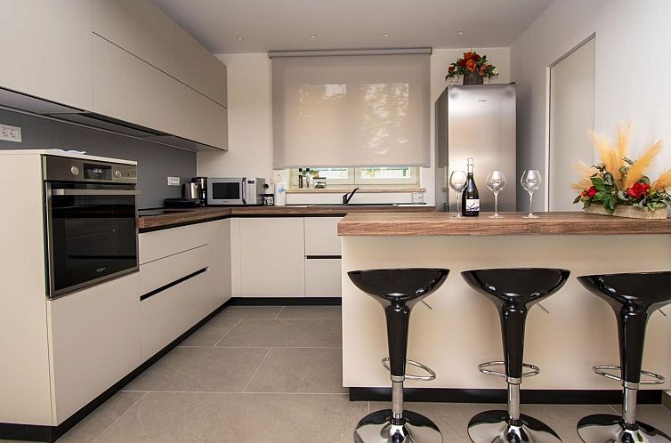 Vakantiehuis Schöne Villa im Dorf Ližnjan