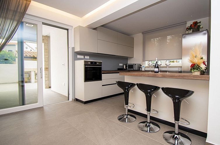 Vakantiehuis Schöne Villa im Dorf Ližnjan