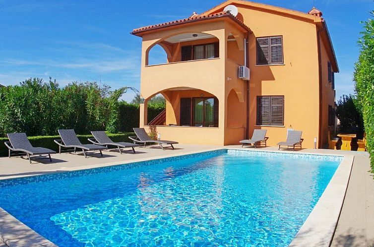 Appartement mit privatem Pool und Garten