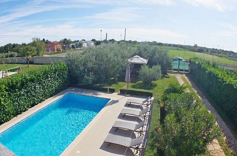 Appartement mit privatem Pool und Garten