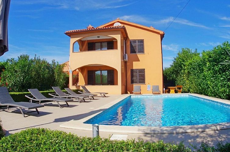 Appartement mit privatem Pool und Garten