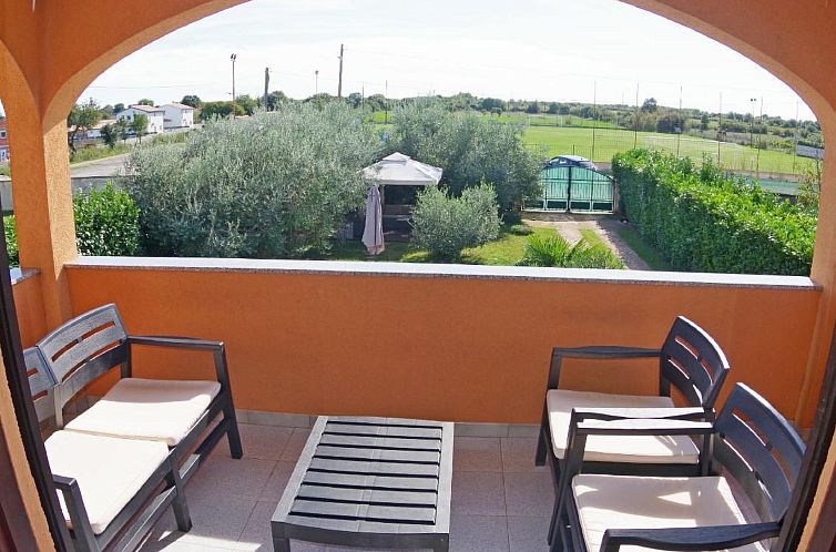 Appartement mit privatem Pool und Garten